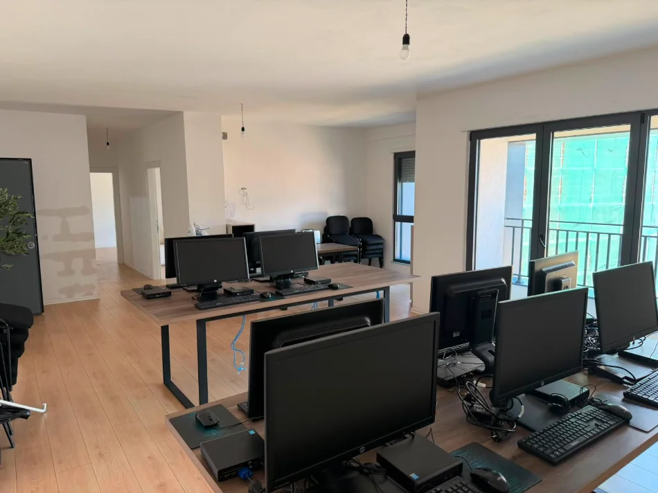 Tirane, jepet me qera zyre Kati 2, 122 m² 1.300 € (Bulevardi i Ri)