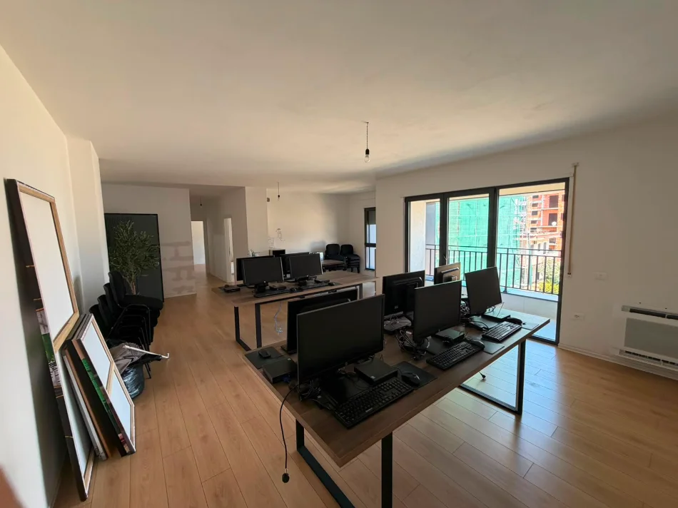 Tirane, jepet me qera zyre Kati 2, 122 m² 1.300 € (Bulevardi i Ri)