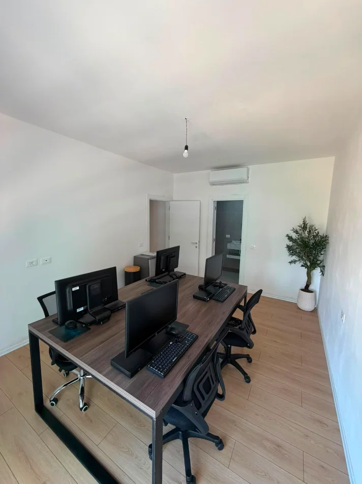 Tirane, jepet me qera zyre Kati 2, 122 m² 1.300 € (Bulevardi i Ri)