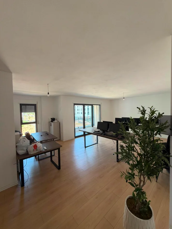 Tirane, jepet me qera zyre Kati 2, 122 m² 1.300 € (Bulevardi i Ri)