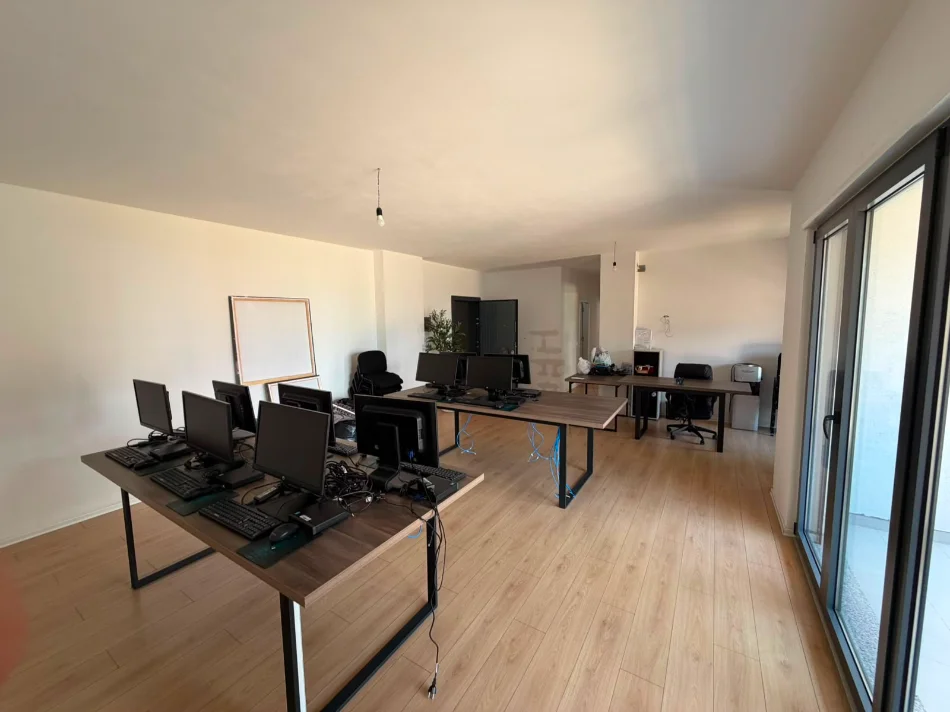 Tirane, jepet me qera zyre Kati 2, 122 m² 1.300 € (Bulevardi i Ri)