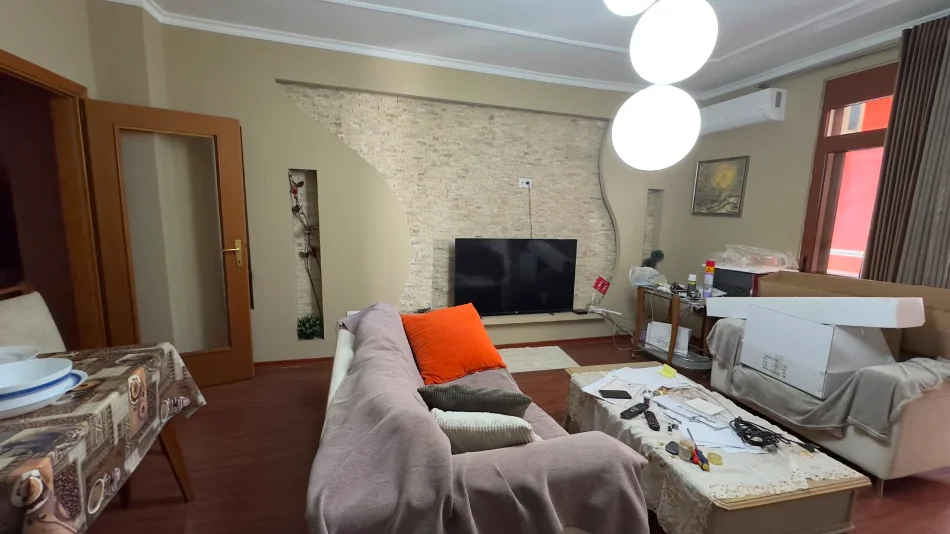 Tirane, jap me qera apartament 2+1+Ballkon Kati 8, 116 m² 900 € (Ish Ekspozita)