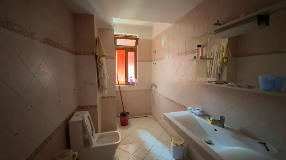 Tirane, jap me qera apartament 2+1+Ballkon Kati 8, 116 m² 900 € (Ish Ekspozita)