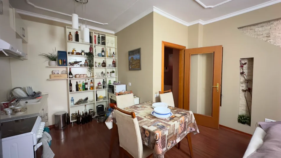 Tirane, jap me qera apartament 2+1+Ballkon Kati 8, 116 m² 900 € (Ish Ekspozita)