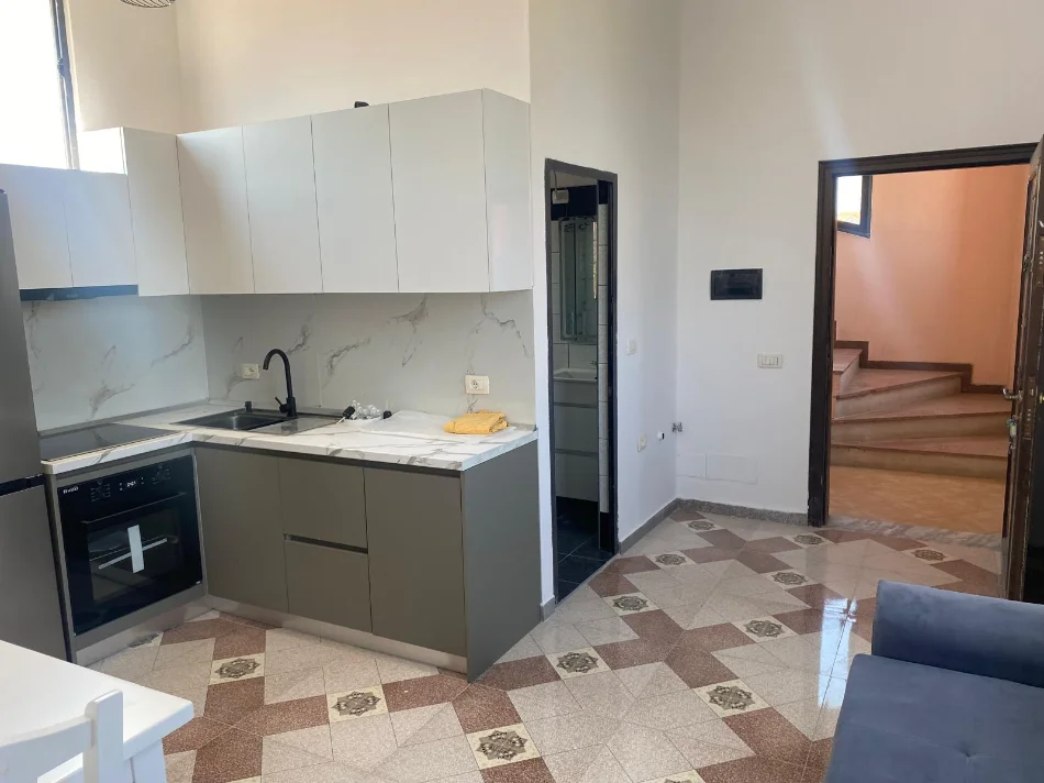 Tirane, jepet me qera apartament 1+1 , 350 € (rruga 5 maji)