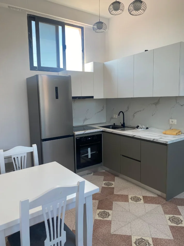 Tirane, jepet me qera apartament 1+1 , 350 € (rruga siri kodra)