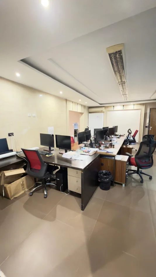 Tirane, jepet me qera dyqan , 350 m² 3.500 € (komuna e parisit)