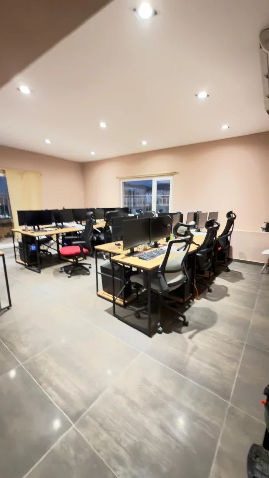 Tirane, jepet me qera ambjent biznesi , 350 m² 3.500 € (komuna e parisit)