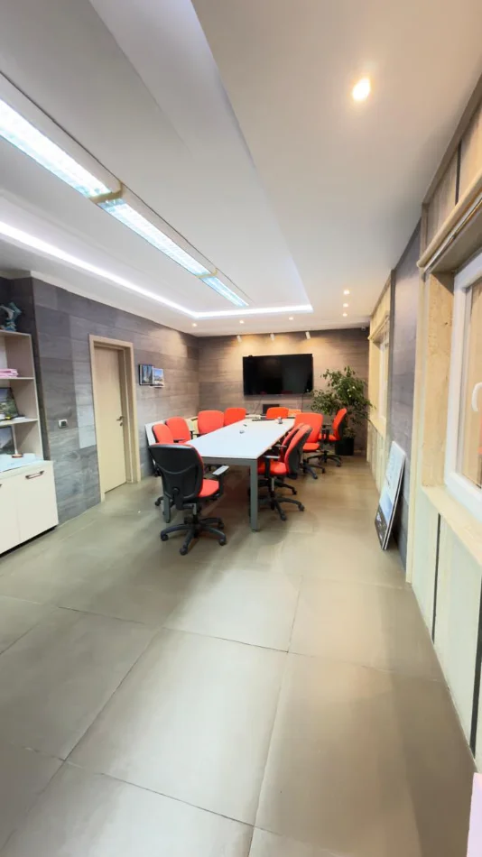 Tirane, jepet me qera ambjent biznesi , 350 m² 3.500 € (komuna e parisit)