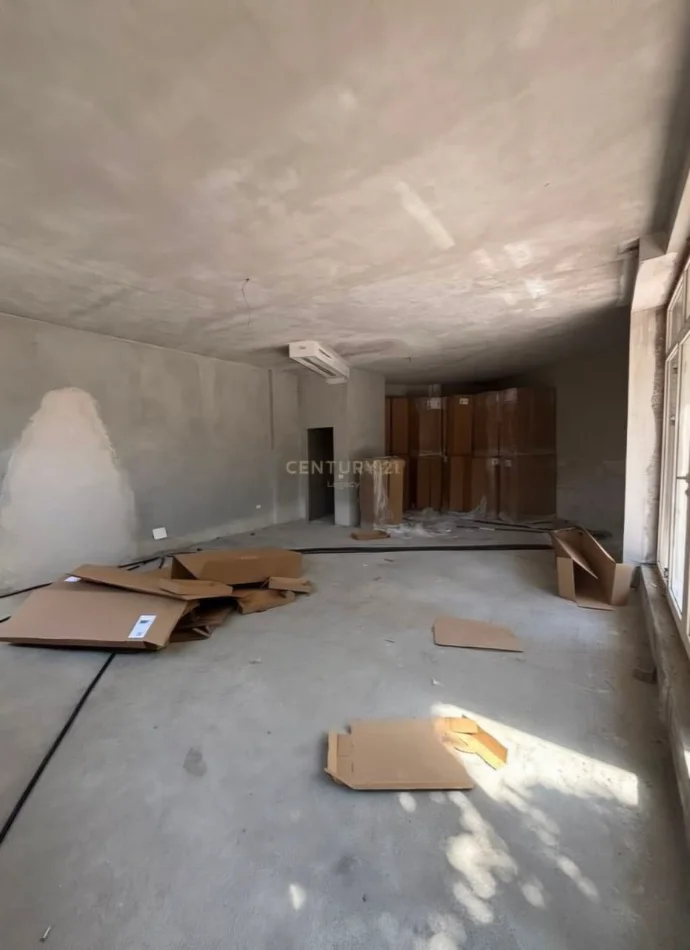 Tirane, shitet ambjent biznesi Kati 0, 79 m² 110.000 € (fresku)