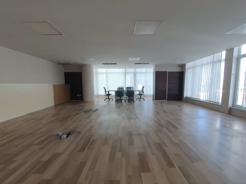 Tirane, jepet me qera ambjent biznesi , 260 m² 3.000 € (liqeni artificial)