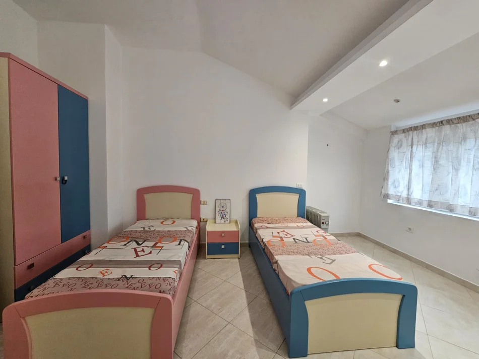 Tirane, jepet me qera apartament 2+1 Kati 7, 170 m² 600 € (FRESKU)