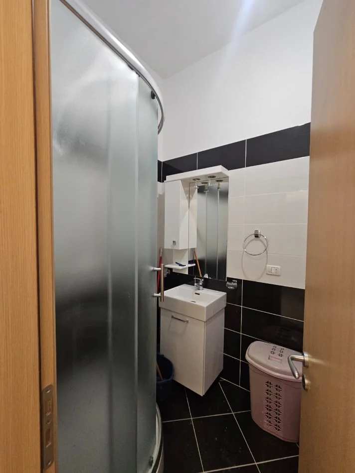 Tirane, jepet me qera apartament 2+1 Kati 7, 170 m² 600 € (FRESKU)