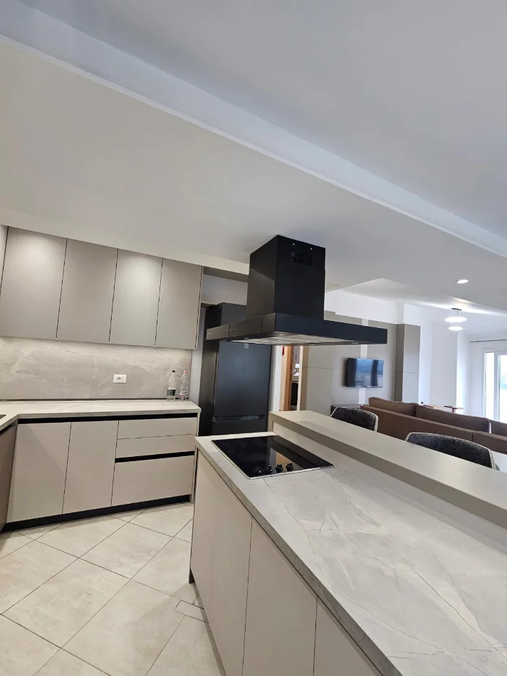 Tirane, jepet me qera apartament 2+1 Kati 7, 170 m² 600 € (FRESKU)