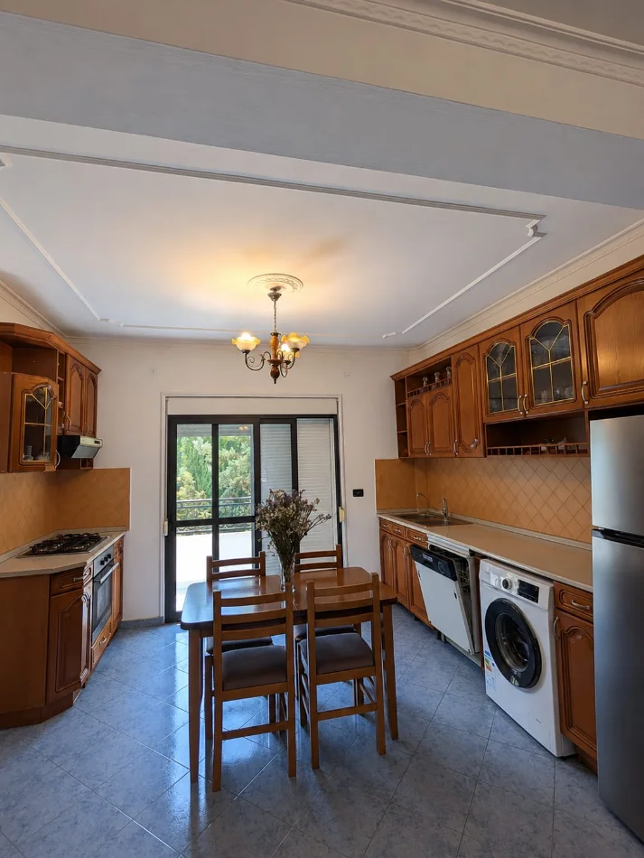 Tirane, jepet me qera apartament 2+1+Ballkon Kati 2, 90 m² 550 € (Stacioni i Trenit)