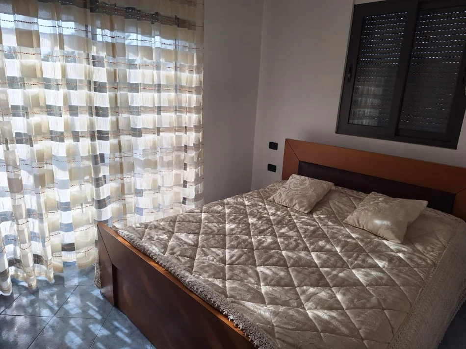 Tirane, jepet me qera apartament 2+1+Ballkon Kati 2, 90 m² 550 € (Stacioni i Trenit)