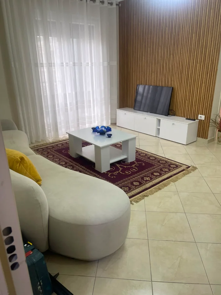 Tirane, jepet me qera apartament 1+1+Ballkon Kati 3, 70 m² 600 € (Stacioni i Trenit)