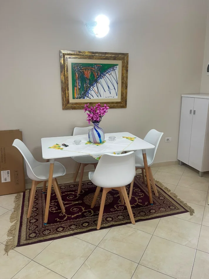 Tirane, jepet me qera apartament 1+1+Ballkon Kati 3, 70 m² 600 € (Stacioni i Trenit)