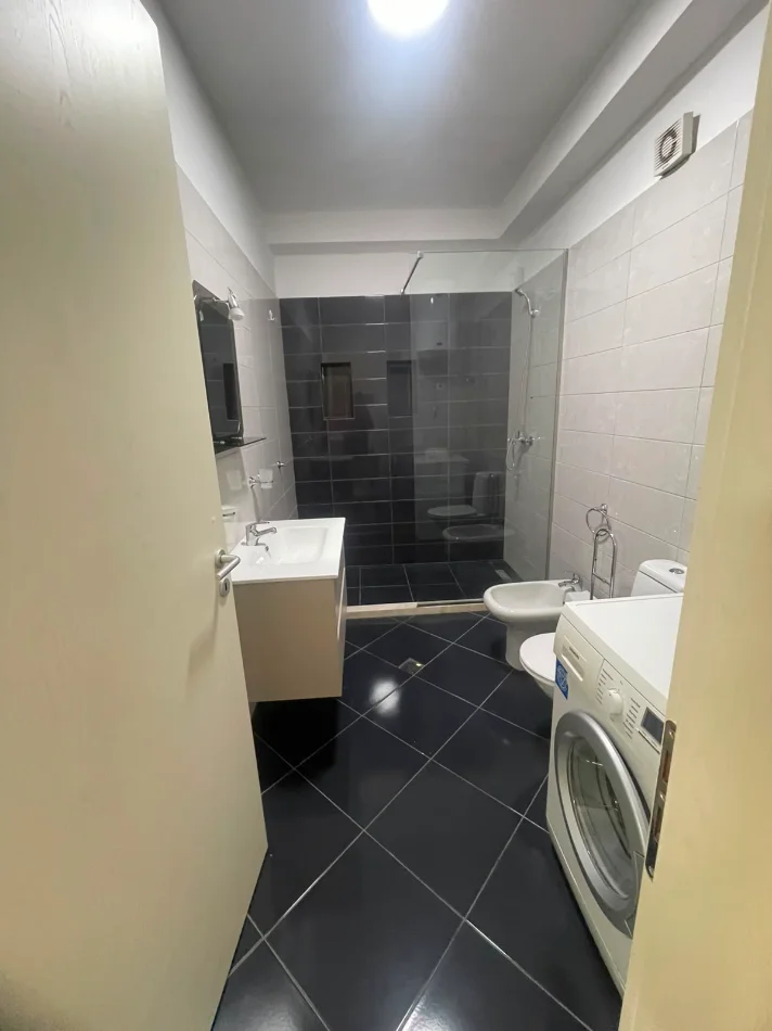 Tirane, jepet me qera apartament 1+1+Ballkon Kati 3, 70 m² 600 € (Stacioni i Trenit)