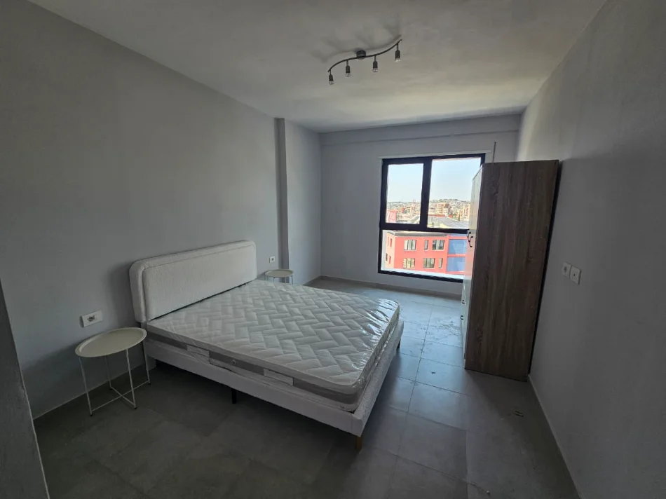 Tirane, jepet me qera apartament 1+1+Aneks+Ballkon Kati 7, 700 € (xhamlliku , oxhaku)