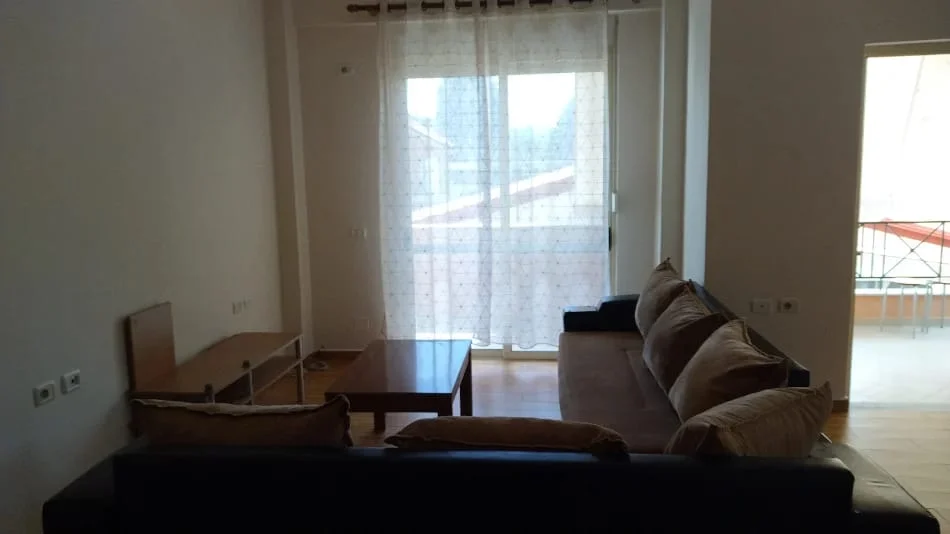 Tirane, jepet me qera apartament 1+1 Kati 5, 75 m² 600 € (Komuna e Parisit D8141A-134)