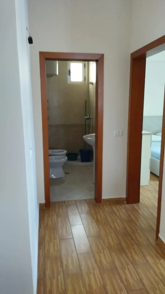 Tirane, jepet me qera apartament 1+1 Kati 5, 75 m² 600 € (Komuna e Parisit D8141A-134)