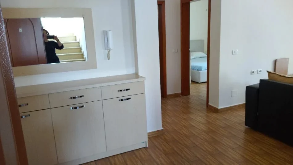 Tirane, jepet me qera apartament 1+1 Kati 5, 75 m² 600 € (Komuna e Parisit D8141A-134)