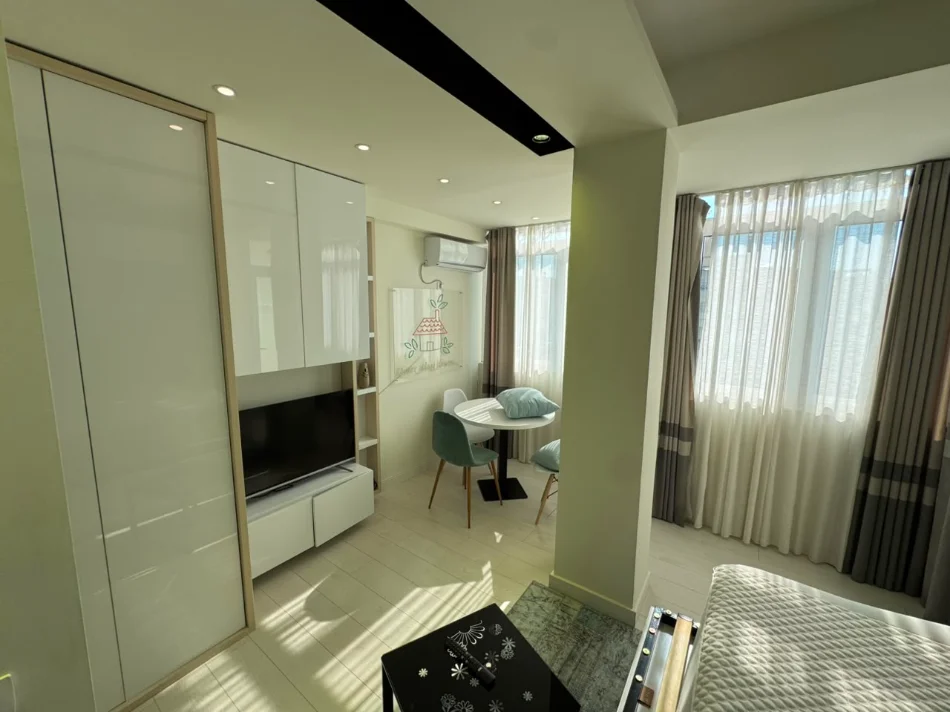 Tirane, jepet me qera garsonier Studio Kati 7, (sheshi willson)