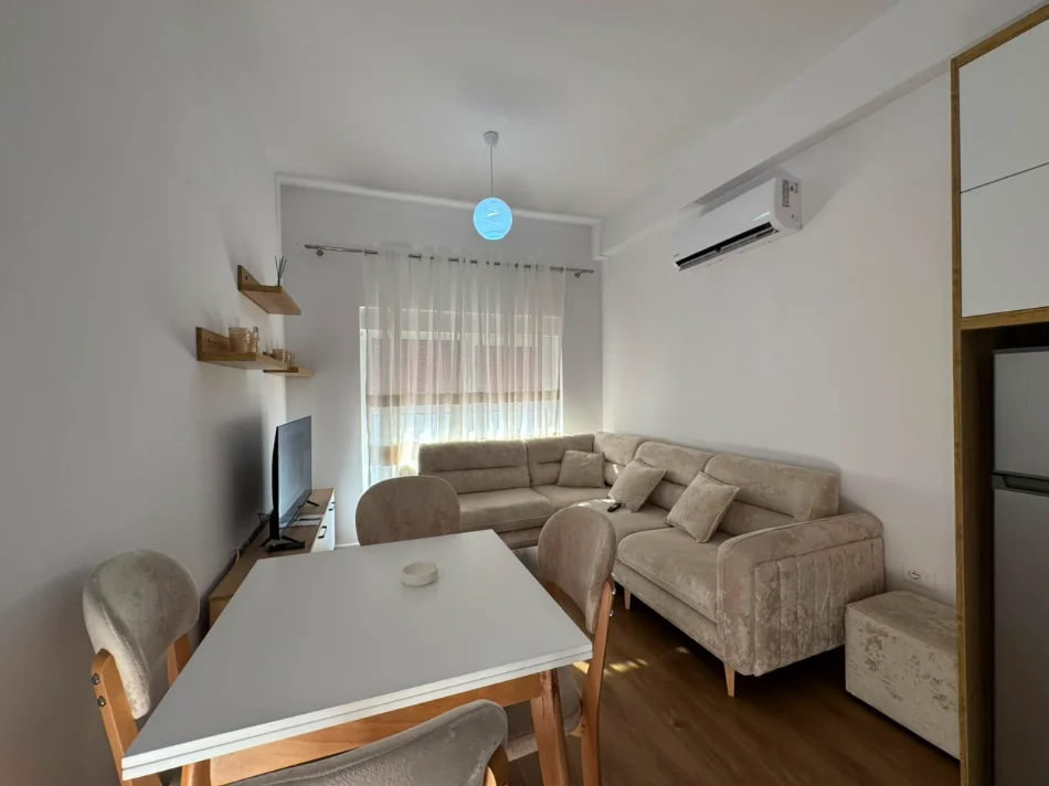 Tirane, jepet me qera apartament 1+1+Ballkon Kati 7, 65 m² 450 € (Ali Demi)