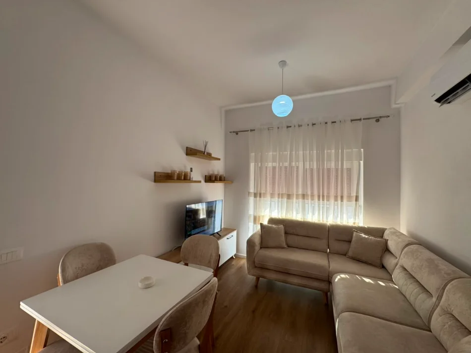 Tirane, jepet me qera apartament 1+1+Ballkon Kati 7, 65 m² 450 € (Ali Demi)
