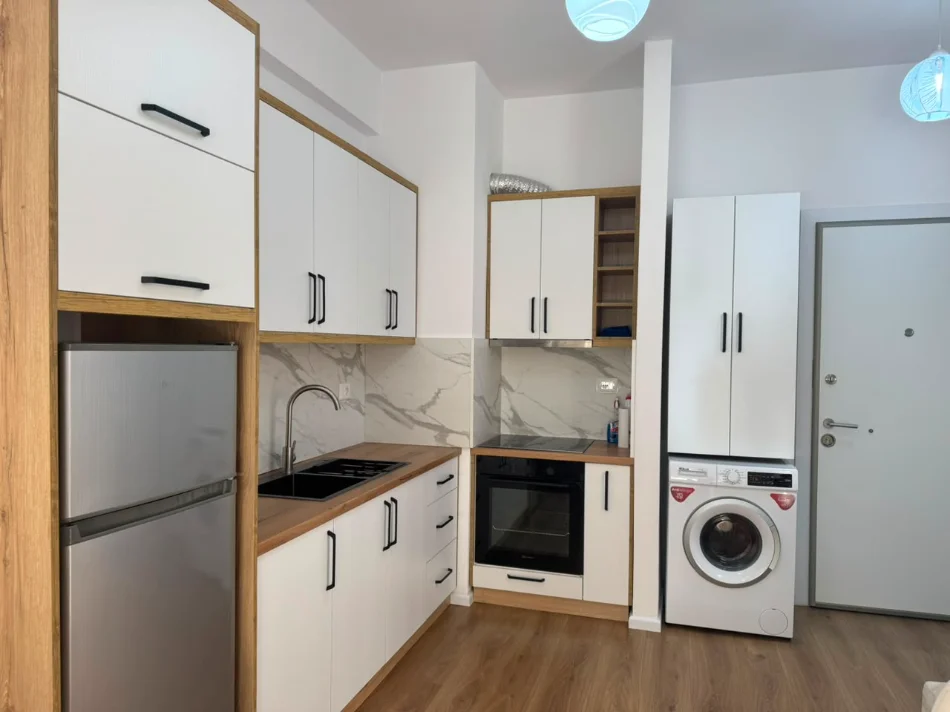 Tirane, jepet me qera apartament 1+1+Ballkon Kati 7, 65 m² 450 € (Ali Demi)