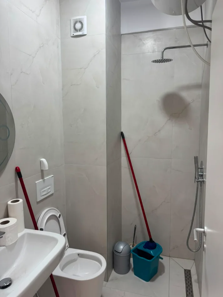 Tirane, jepet me qera apartament 1+1+Ballkon Kati 7, 65 m² 450 € (Ali Demi)