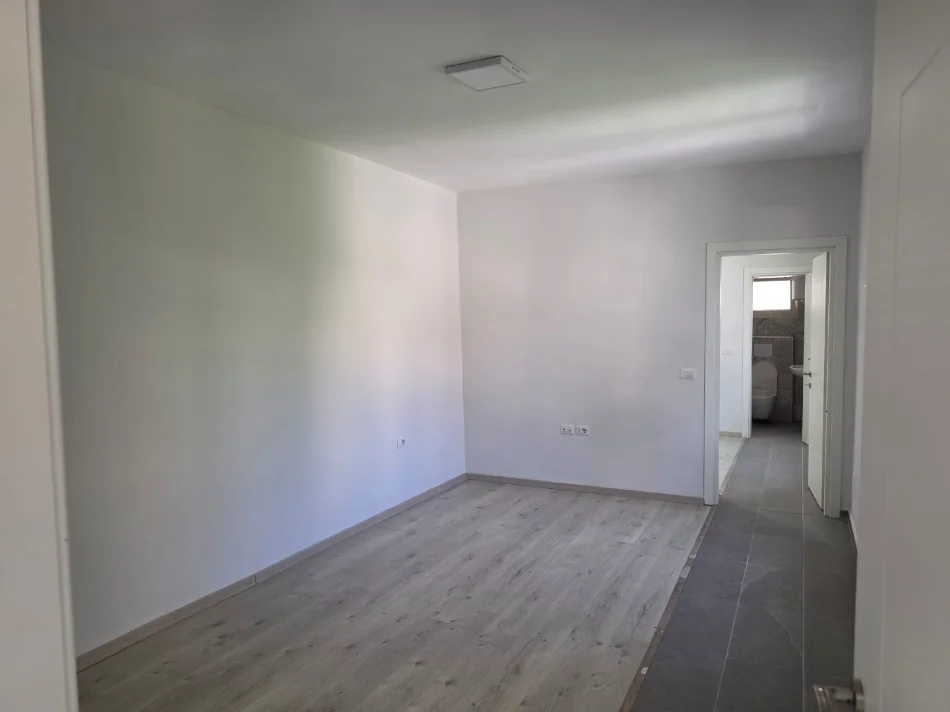 Tirane, jepet me qera Vile Vile 2 Katshe Kati 2, 213 m² 2.000 € (rruga bardhyl)