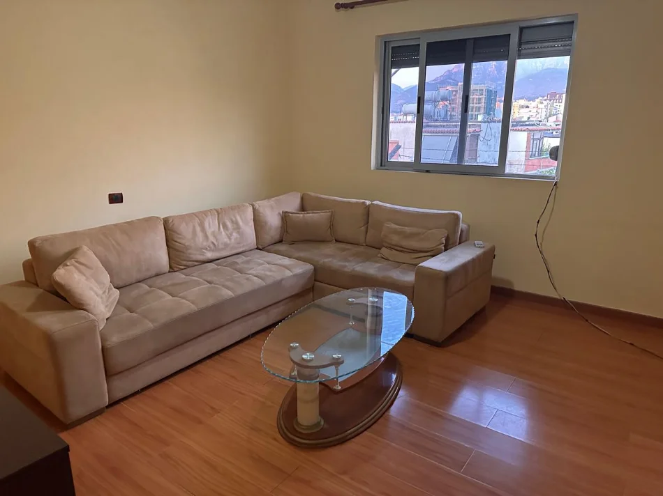 Tirane, jepet me qera apartament 2+1 Kati 4, 100 m² 500 € (Rruga e Dibres)