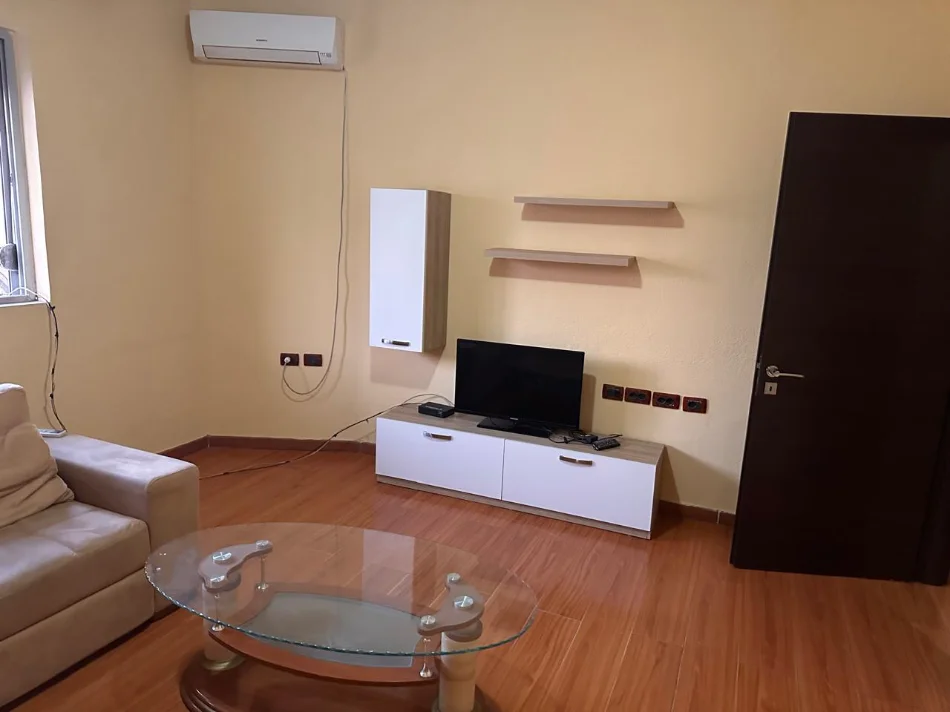 Tirane, jepet me qera apartament 2+1 Kati 4, 100 m² 500 € (Rruga e Dibres)