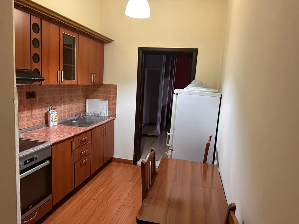 Tirane, jepet me qera apartament 2+1 Kati 4, 100 m² 500 € (Rruga e Dibres)