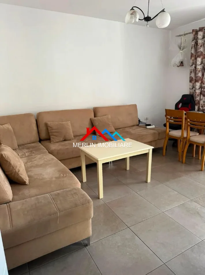 Tirane, jepet me qera apartament 2+1+Ballkon Kati 5, 80 m² (Rruga Fortuzit, Mine Peza)