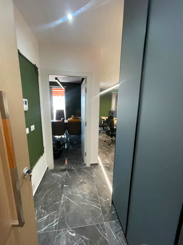 Tirane, jepet me qera ambjent biznesi Kati 5, 900 € (zogu i zi)