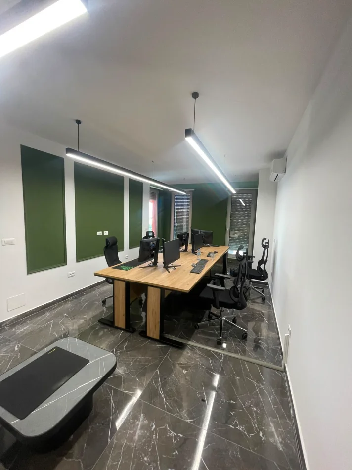 Tirane, jepet me qera zyre Kati 5, 900 € (21 Dhjetori)