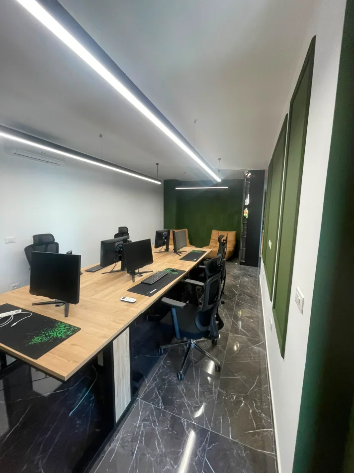 Tirane, jepet me qera ambjent biznesi Kati 5, 900 € (zogu i zi)