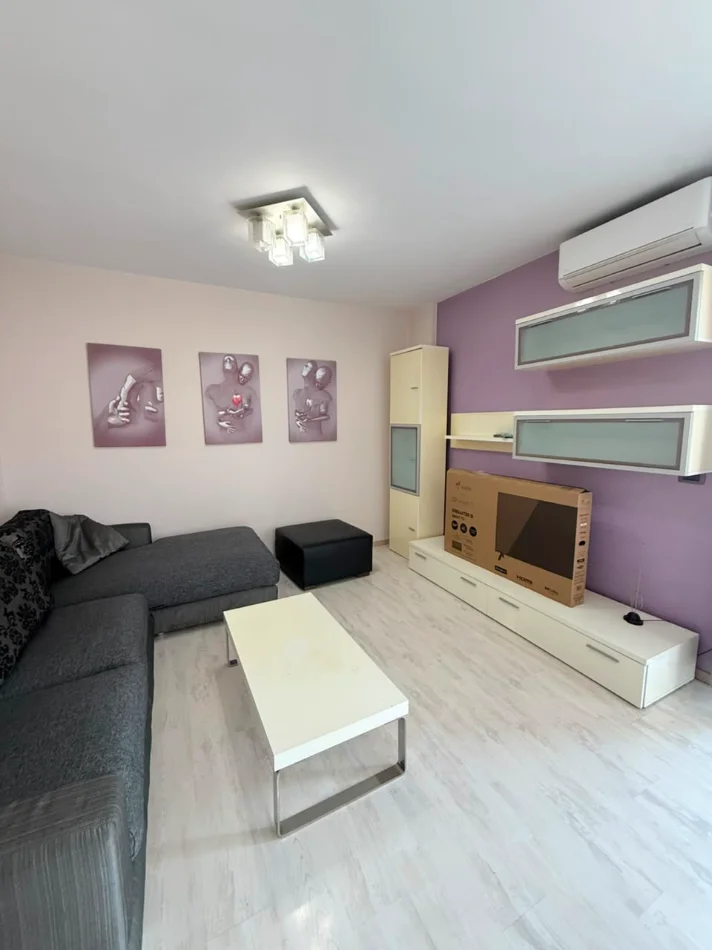 Tirane, jepet me qera apartament 1+1+Ballkon Kati 7, 70 m² 550 € (Brryli)