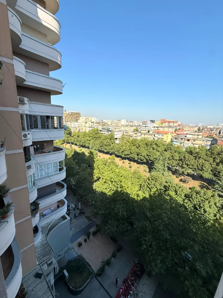 Tirane, jepet me qera apartament 1+1+Ballkon Kati 7, 70 m² 550 € (Brryli)
