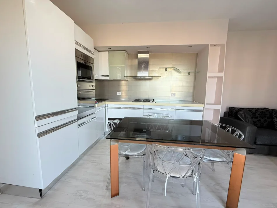 Tirane, jepet me qera apartament 1+1+Ballkon Kati 7, 70 m² 550 € (Brryli)