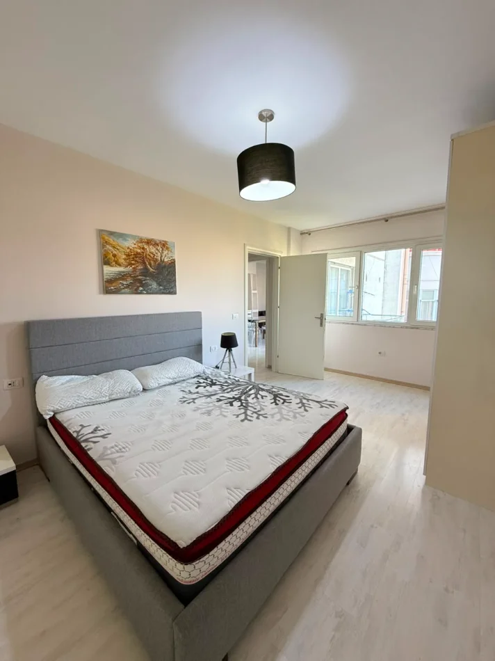 Tirane, jepet me qera apartament 1+1+Ballkon Kati 7, 70 m² 550 € (Brryli)