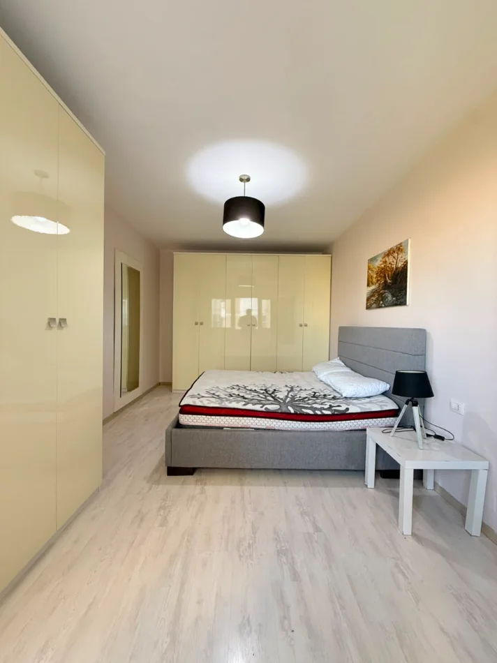 Tirane, jepet me qera apartament 1+1+Ballkon Kati 7, 70 m² 550 € (Brryli)