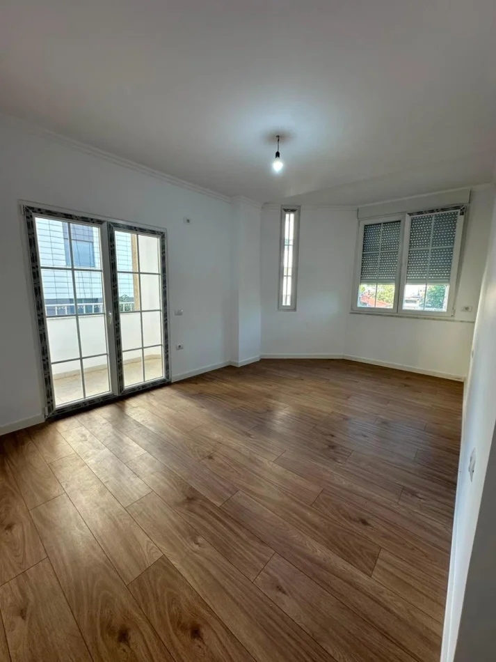 Tirane, jepet me qera apartament 2+1 Kati 4, 94 m² 700 € (Rruga e Bogdanëve)