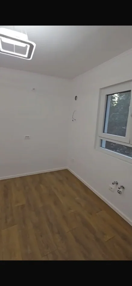 Në shitje apartament 1+1, pranë shkollës “Hasan Prishtina”, në pallat ekzistues, totalisht i restauruar.