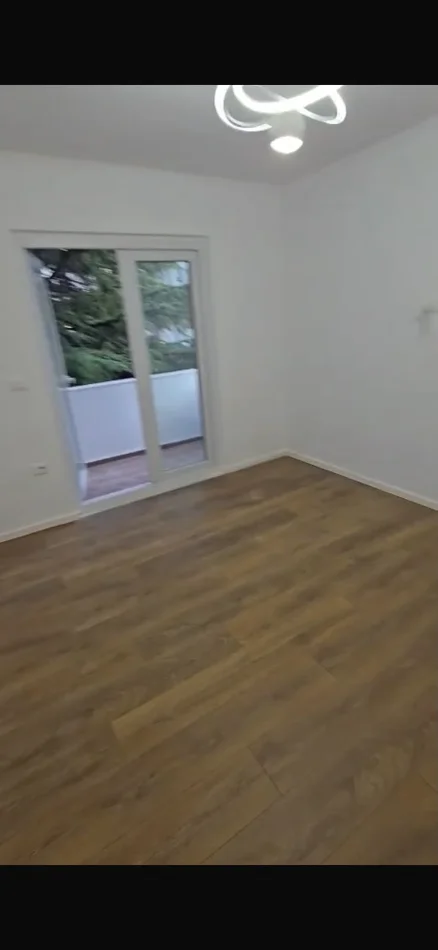 Në shitje apartament 1+1, pranë shkollës “Hasan Prishtina”, në pallat ekzistues, totalisht i restauruar.