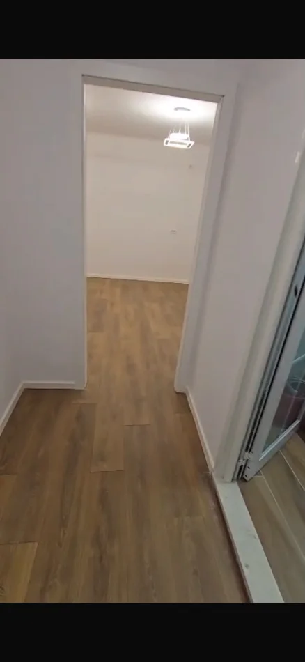 Në shitje apartament 1+1, pranë shkollës “Hasan Prishtina”, në pallat ekzistues, totalisht i restauruar.