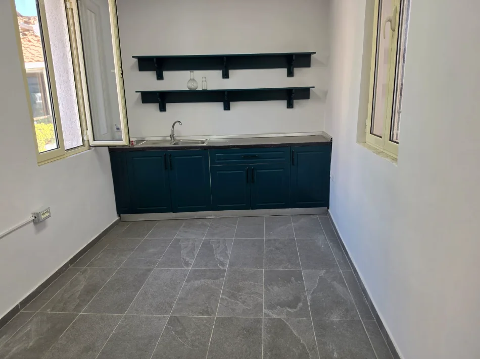 Tirane, jepet me qera Vile Vile 2 Katshe , 213 m² 2.000 € (selvia , rruga e dibres , gjimnazi partizani)